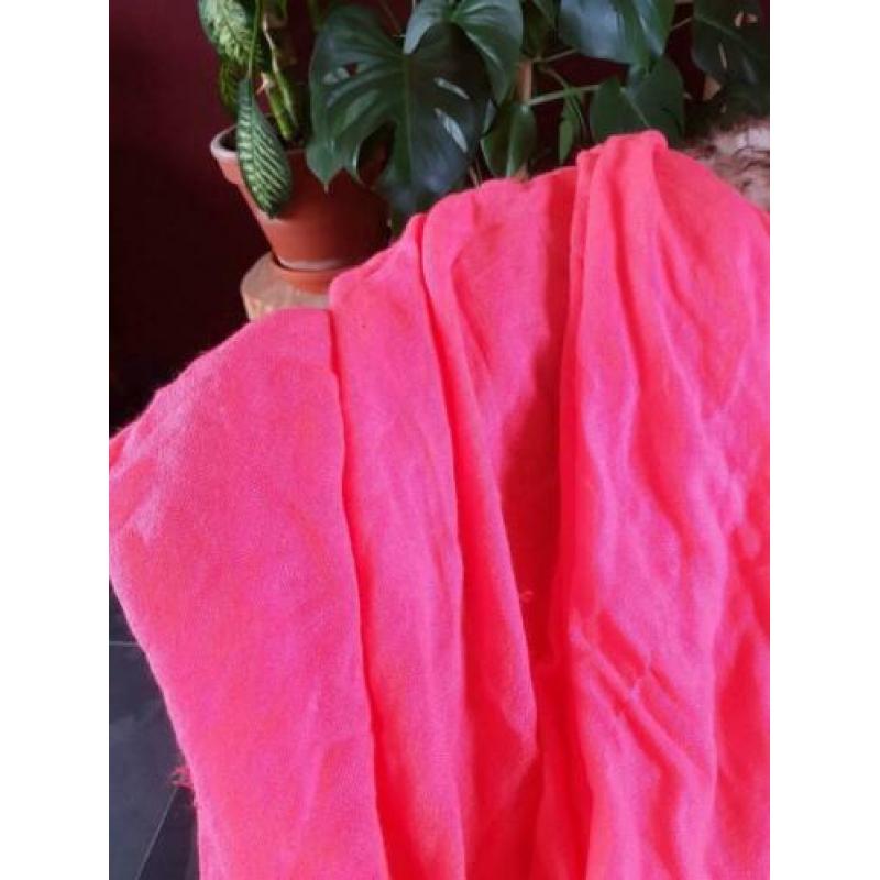 Gallery Lafayette neon roze luxe sjaal 1 bij 2 meter