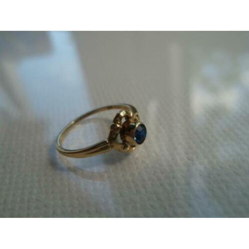 Antieke gouden ring met Saffier (kleine maat)