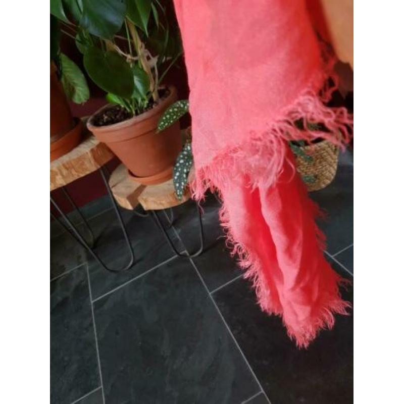 Gallery Lafayette neon roze luxe sjaal 1 bij 2 meter