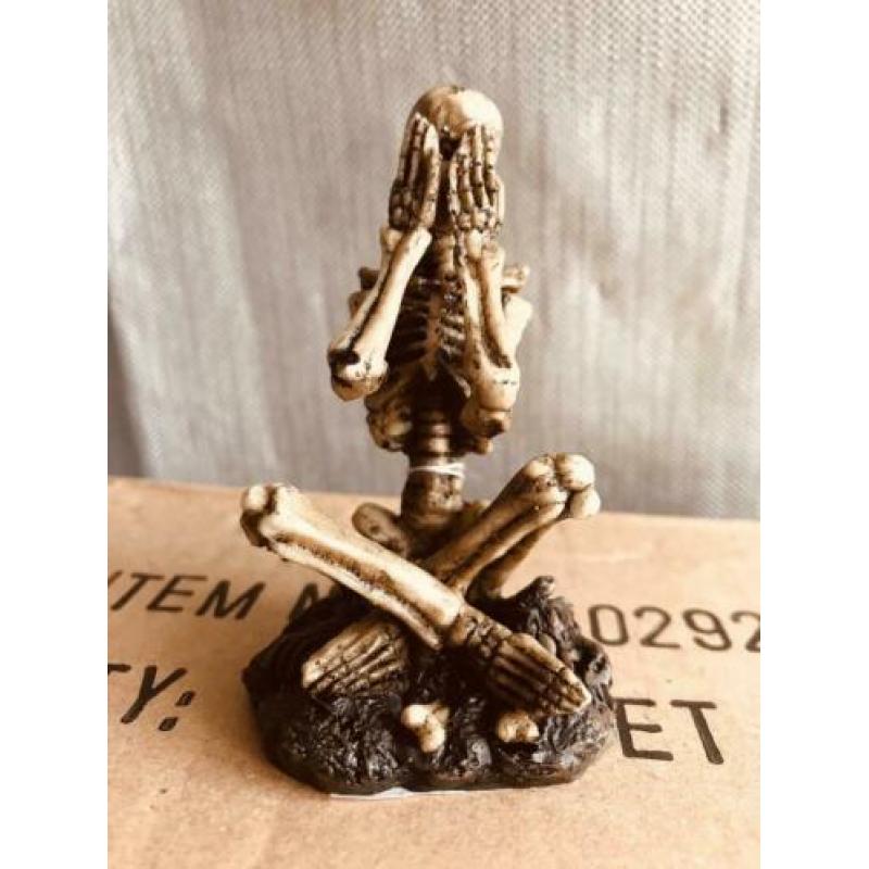 beeldjes, skull, horen zien en zwijgen, verzekemeling, hobby