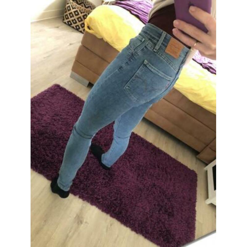 Levi’s high rise skinny jeans 26