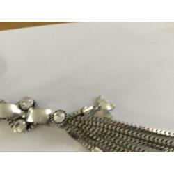 50 cm lange ketting met verschillende hangers en diamanten