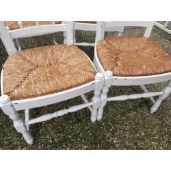 4 rietgedekte stoelen.