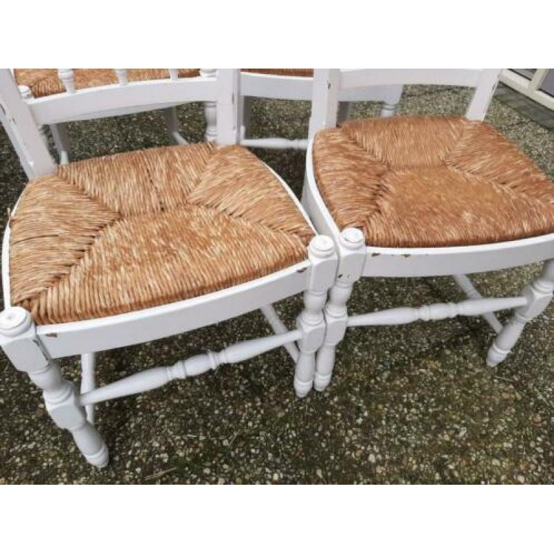 4 rietgedekte stoelen.