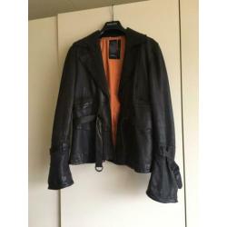 Te koop leren pakje rok en jasje van het merk DNA maat 36