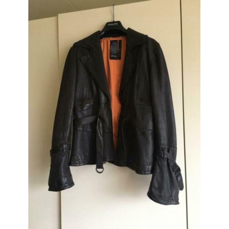 Te koop leren pakje rok en jasje van het merk DNA maat 36