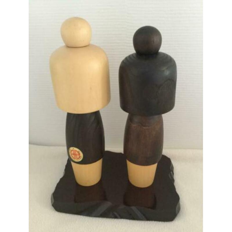 ?2 kokeshi’s en hout tableau Usaburo Okamoto 23 cm