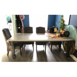 Eettafel met 4 stoelen.