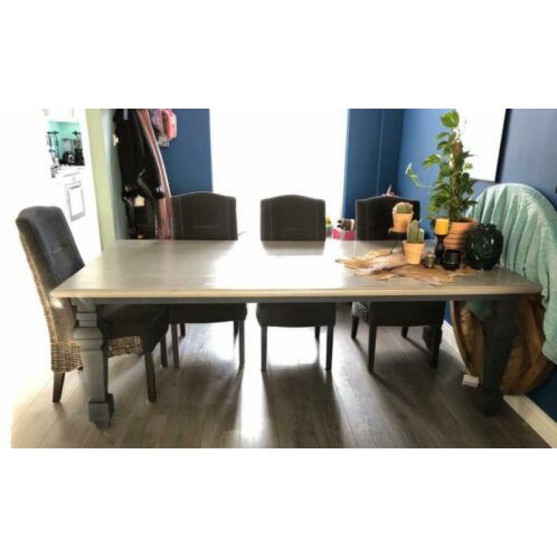 Eettafel met 4 stoelen.