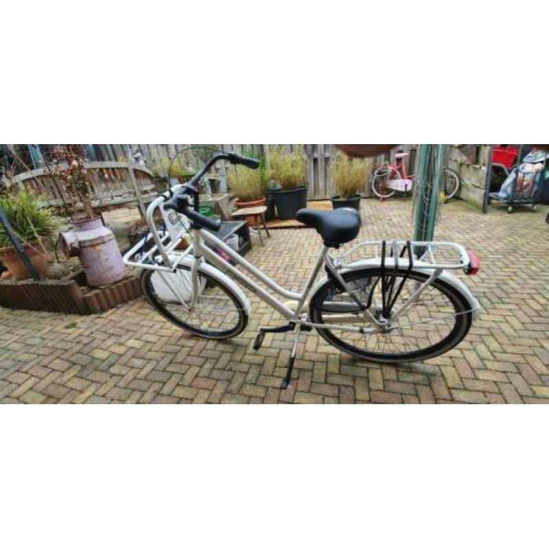 Een zeer mooie 28 inch DSP damesfiets.