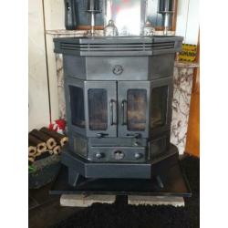 Barbas houtkachel/ allesbrander.( 9KW ) Met onder plaat.