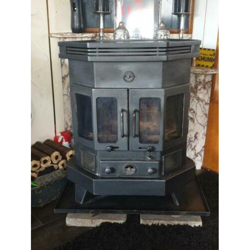 Barbas houtkachel/ allesbrander.( 9KW ) Met onder plaat.