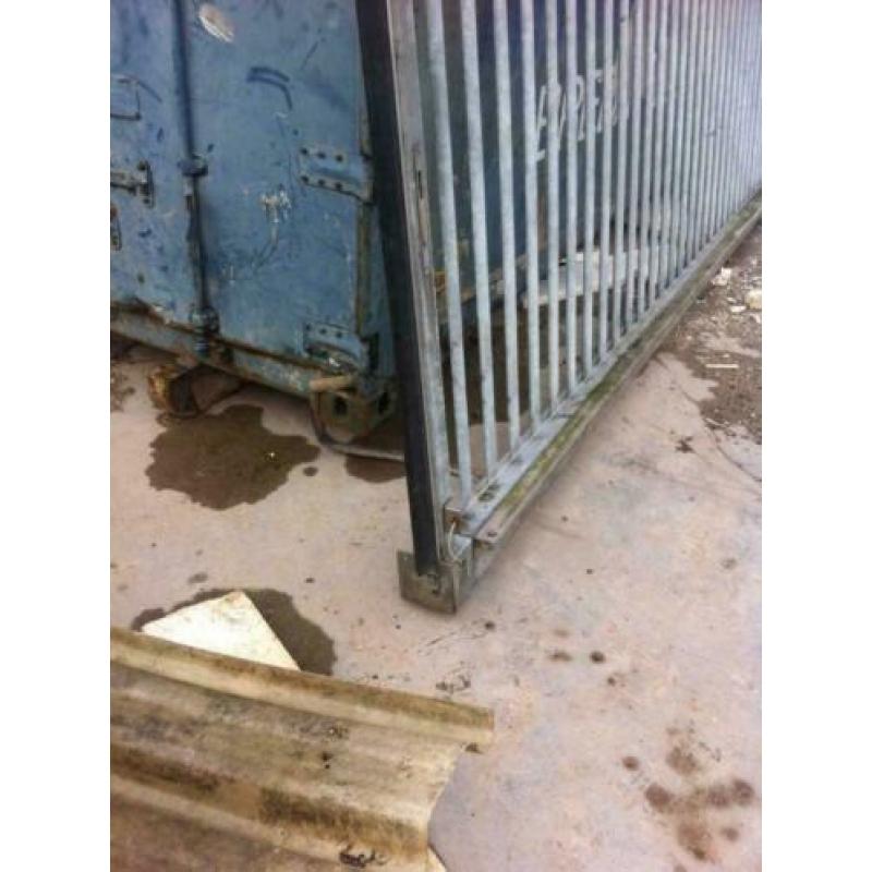 Grote verzinkte rol poort 502 lang x 245 hoog