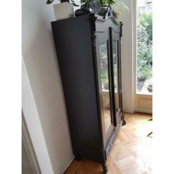 Antiek zwart vitrine kast