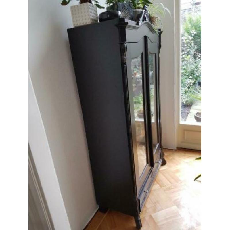 Antiek zwart vitrine kast