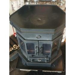 Barbas houtkachel/ allesbrander.( 9KW ) Met onder plaat.