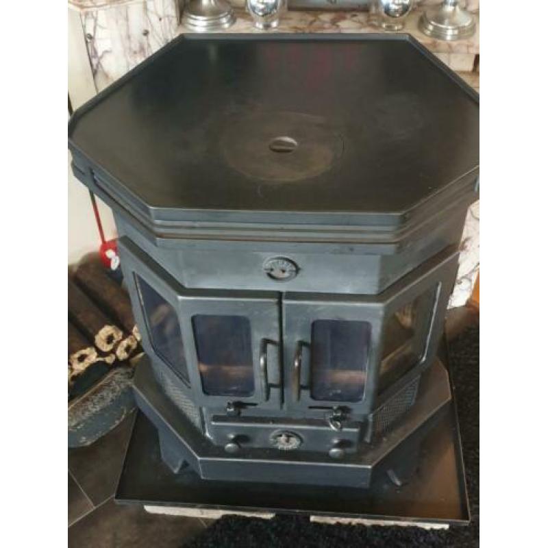 Barbas houtkachel/ allesbrander.( 9KW ) Met onder plaat.