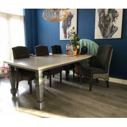 Eettafel met 4 stoelen.