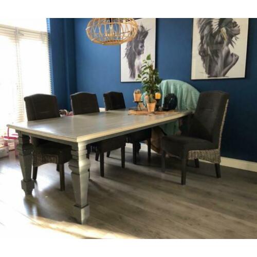 Eettafel met 4 stoelen.