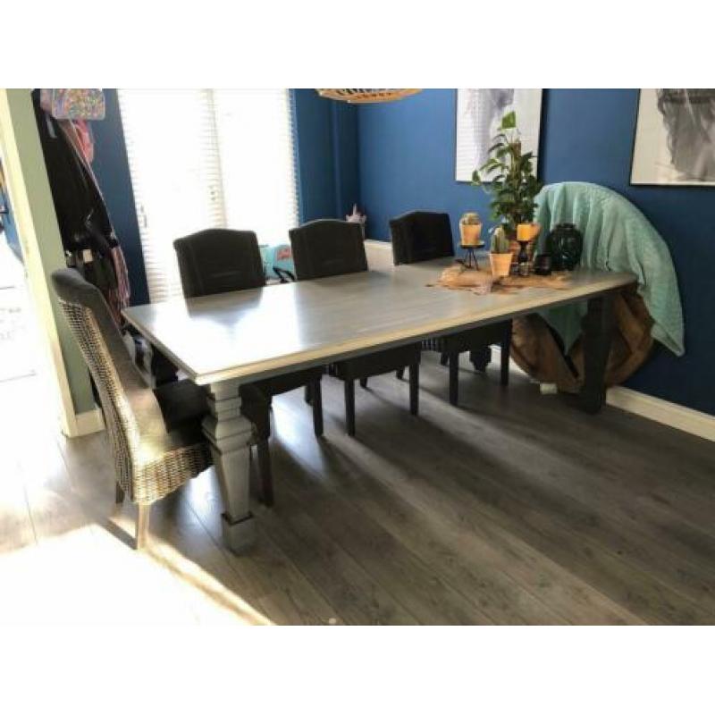 Eettafel met 4 stoelen.