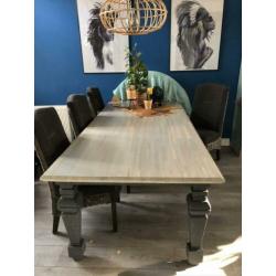 Eettafel met 4 stoelen.