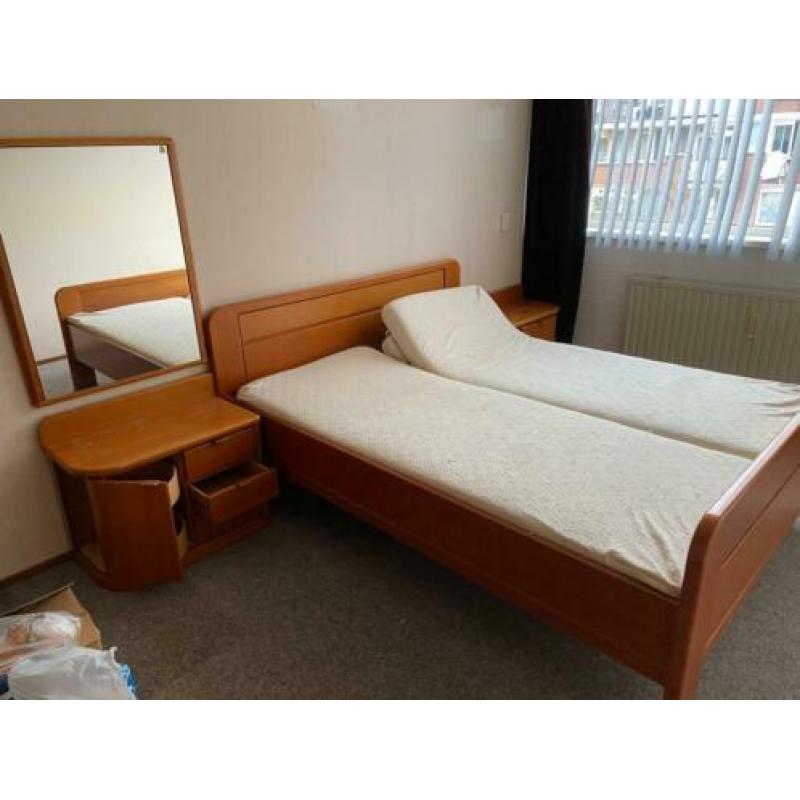 Kersenhout tweepersoons bed met nachtkastjes