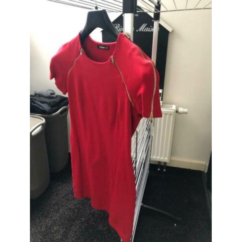 Te koop rood tricot jurkje
