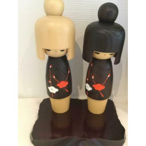 ?2 kokeshi’s en hout tableau Usaburo Okamoto 23 cm