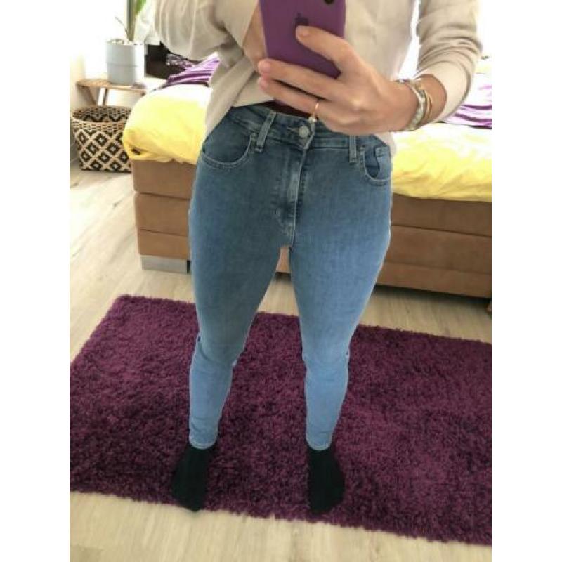 Levi’s high rise skinny jeans 26