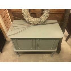 Brocante Queen Ann kast / tv meubel / commode