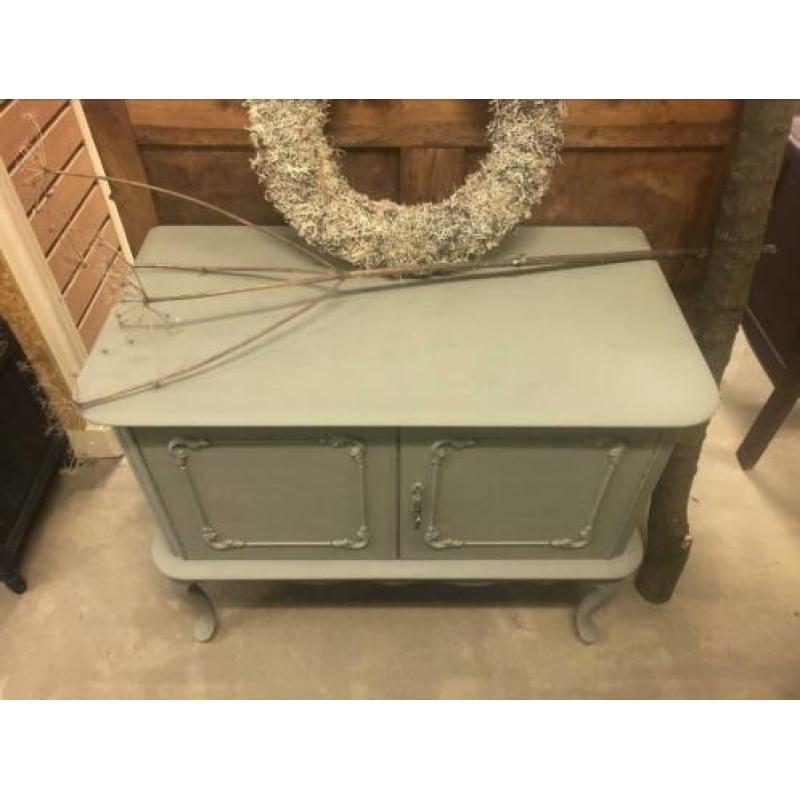 Brocante Queen Ann kast / tv meubel / commode
