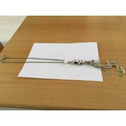 50 cm lange ketting met verschillende hangers en diamanten