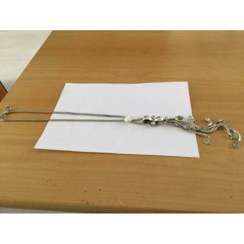 50 cm lange ketting met verschillende hangers en diamanten
