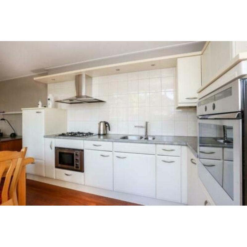Nette hoekkeuken 350 x 170 incl apparatuur Miele / Bosch