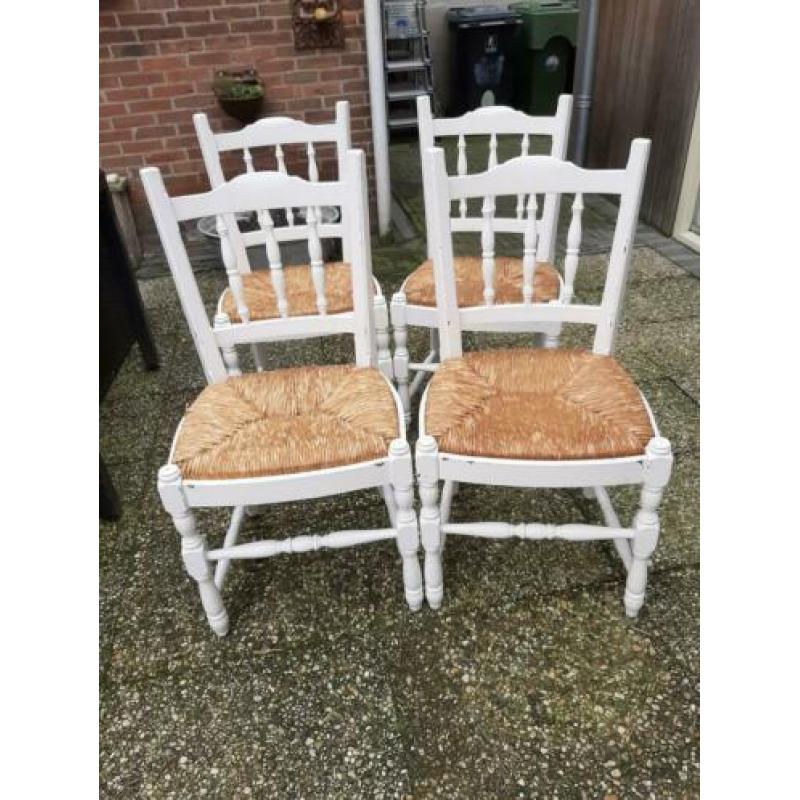 4 rietgedekte stoelen.