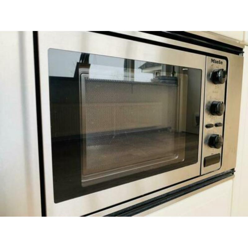 Nette hoekkeuken 350 x 170 incl apparatuur Miele / Bosch