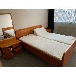 Kersenhout tweepersoons bed met nachtkastjes