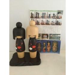 ?2 kokeshi’s en hout tableau Usaburo Okamoto 23 cm