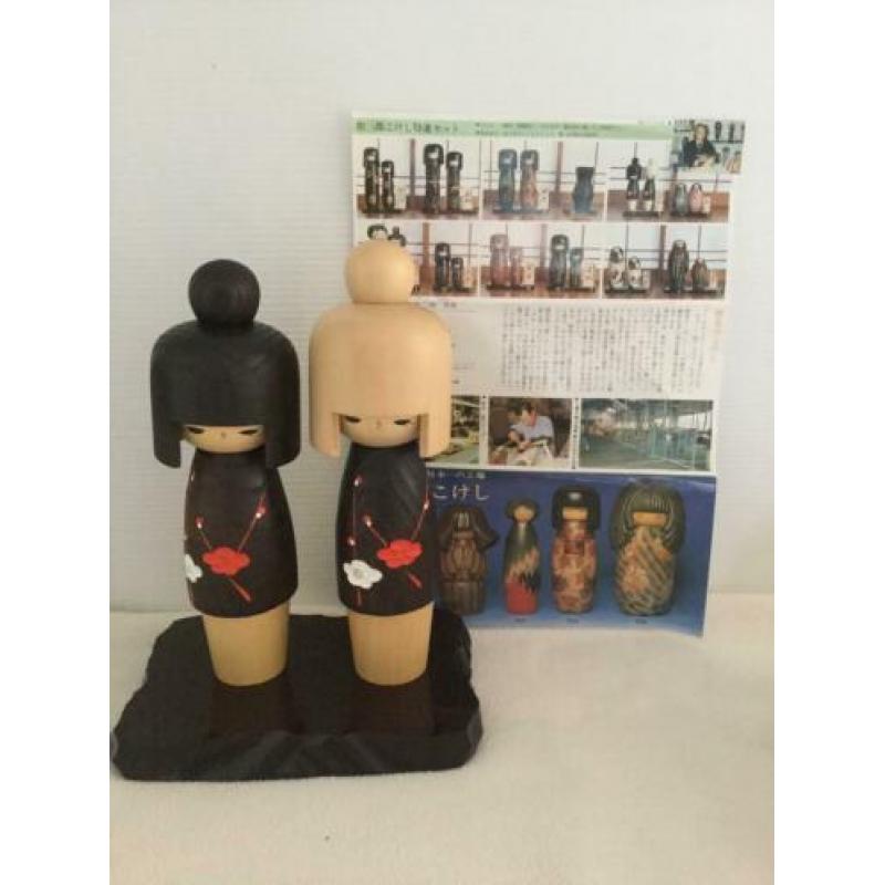?2 kokeshi’s en hout tableau Usaburo Okamoto 23 cm