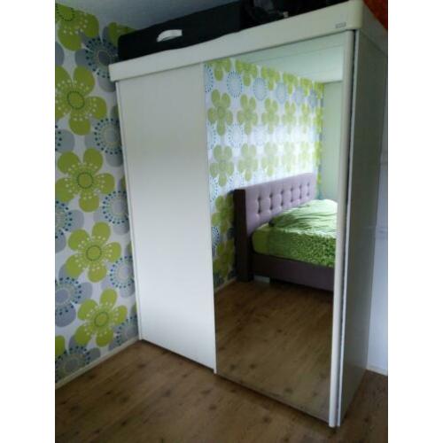 Stevige witte kledingkast 2.18 X 1.70 X 67