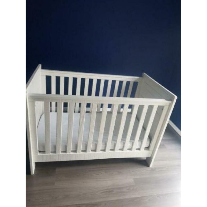 Mooie complete baby kamer