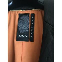 Te koop leren pakje rok en jasje van het merk DNA maat 36
