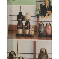 ?2 kokeshi’s en hout tableau Usaburo Okamoto 23 cm