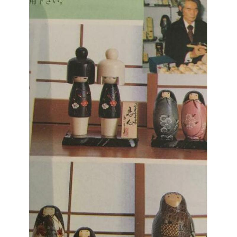 ?2 kokeshi’s en hout tableau Usaburo Okamoto 23 cm