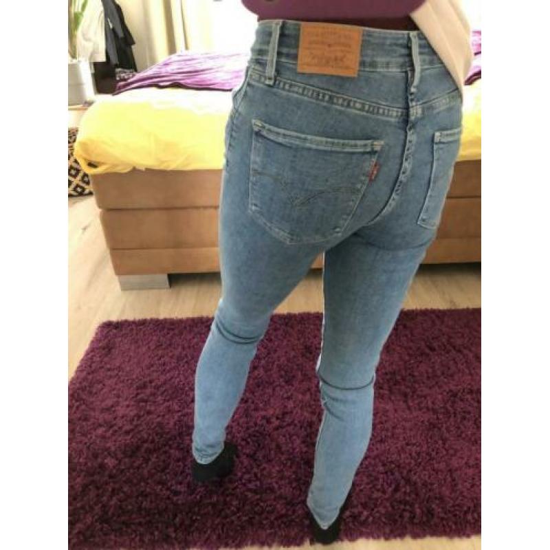 Levi’s high rise skinny jeans 26