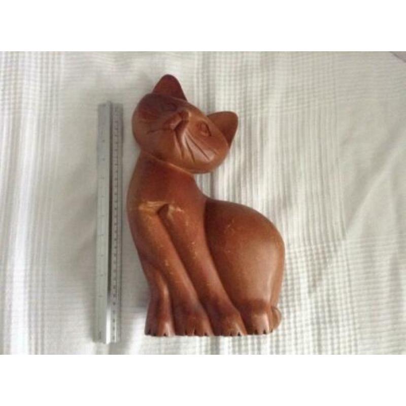 massief houten kat beeld
