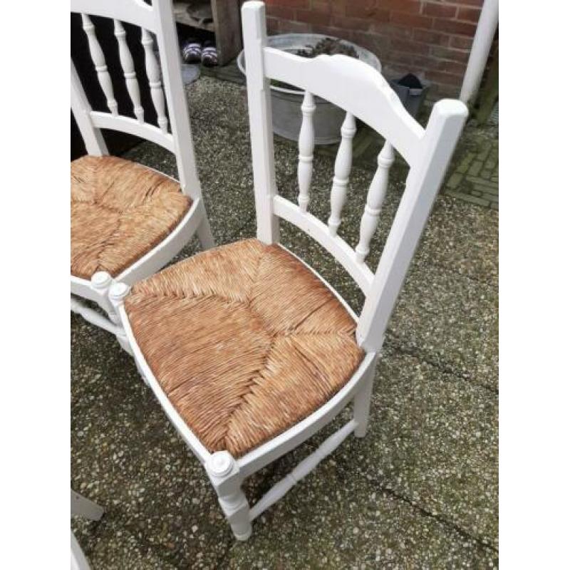 4 rietgedekte stoelen.