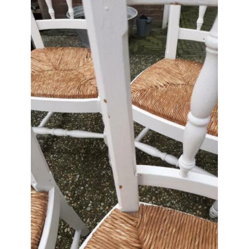 4 rietgedekte stoelen.
