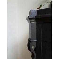 Antiek zwart vitrine kast