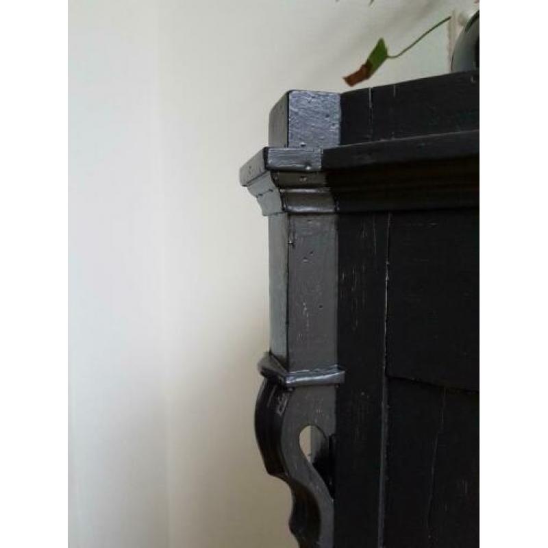 Antiek zwart vitrine kast